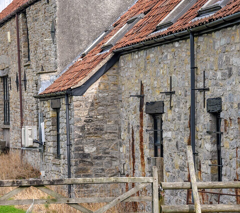 AUST MANOR
