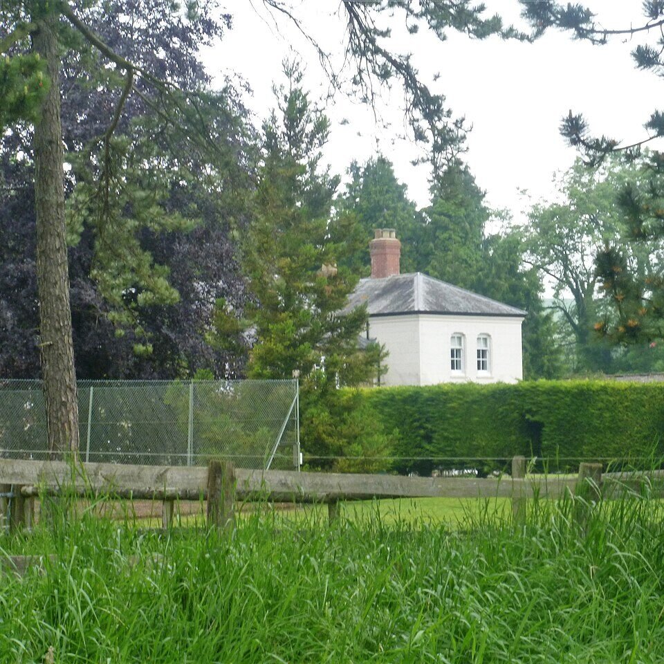 BISHOPS CANNINGS MANOR