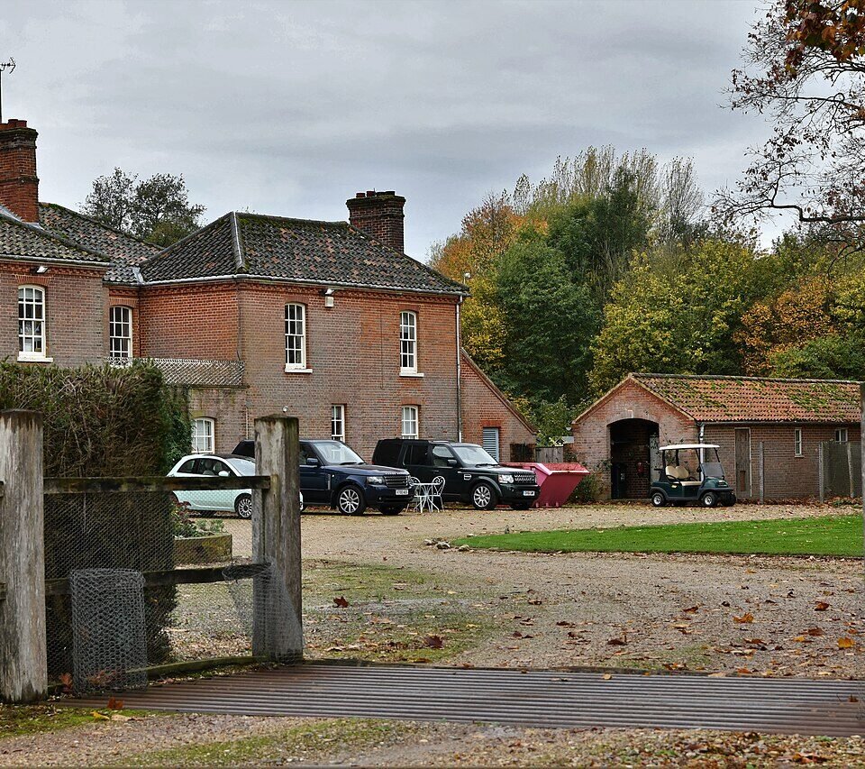 BRADENHAM EAST MANOR