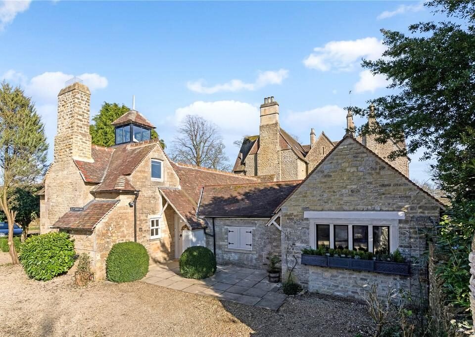 ABBOT'S MANOR